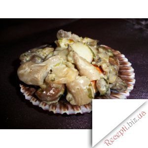 Морські гребінці із грибами у сметанному соусі
