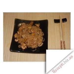 Фото: Рисова локшина з мідіями і креветками