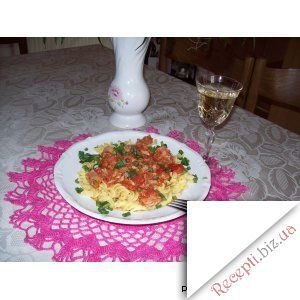 Томатне спагеті під ніжним соусом із тунцем і каперсами