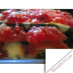 Фото: "Гармонь" із цукіні, начиненого сиром, зеленню і помідорами