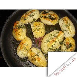 Запечена картопля із сирною смужкою