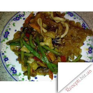 Гриби Тремелл і морепродукти, смажені з овочами по-китайськи