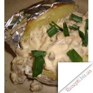 Фото: Картопля, запечена в фользі з сирно-грибним соусом